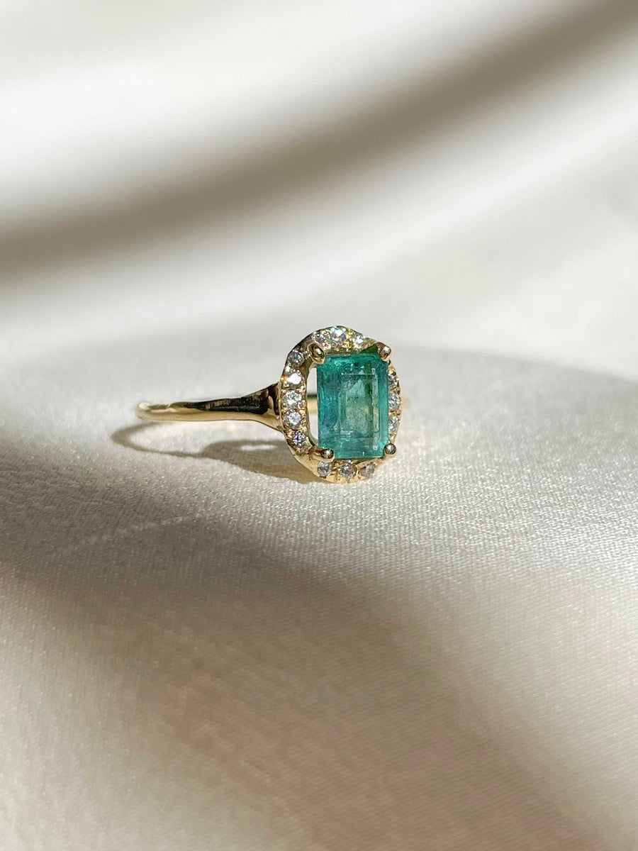 Emerald Divinité Solitaire Ring